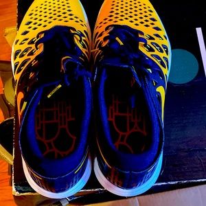 Nike tennis shoes 10 1/2